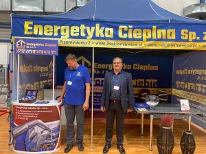 Dwóch mężczyzn stoi przed stoiskiem Energetyki Cieplnej