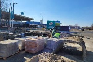 Pracownicy Energetyki Cieplnej izolują rury ciepłownicze w wykopie