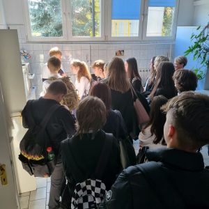 Grupa młodzieży stoi tyłem