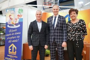 Dwaj mężczyźni i konieta na tle żółtej ścianki