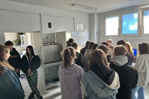 Uczniowie zwiedzający zakład.