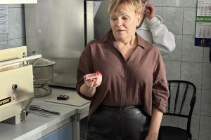 Uczniowie zwiedzający zakład.