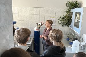 Uczniowie zwiedzający zakład.