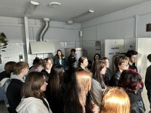 Uczniowie zwiedzający zakład