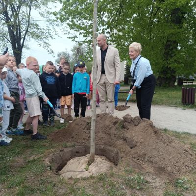 Dzień Ziemi, Pani Prezydent symbolicznie zasypuje drzewo ziemią