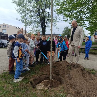 Dzień Ziemi, dzieci z przedszkola zasypują drzewo ziemią