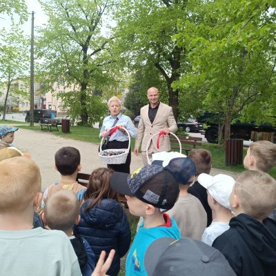 Dzień Ziemi, przedstawiciele Urzędu Miasta i spółki rozdają upominki dzieciom