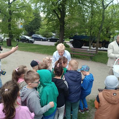 Dzień Ziemi, przedstawiciele Urzędu Miasta i spółki rozdają upominki dzieciom