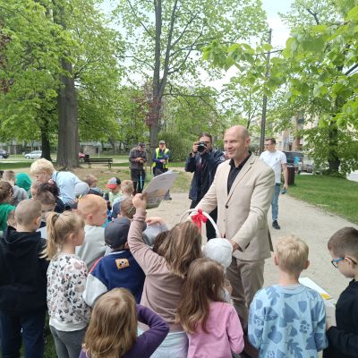 Dzień Ziemi, Prezes spółki rozdaje upominki dzieciom