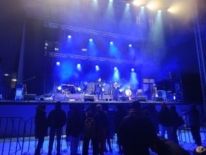 Zdjęcie sceny Centrum Kultury i Sztuki, na którym odbywa się koncert.