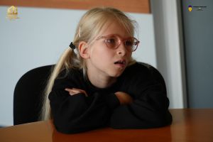 Zdjęcie siedzącej dziewczynki