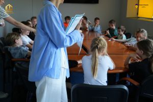 Zdjęcie dzieci przy stole konferencyjnym