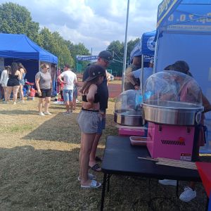 Zdjęcie namiotu spółki, gdzie rozdawana jest wata cukrowa