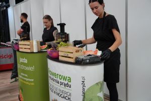 Zdjęcie osób do obsługi rowerków stacjonarnych, których mocą pedłowania można wycisnąć sok