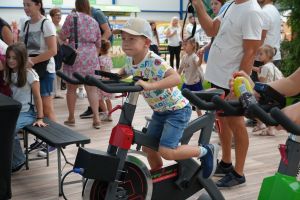 Zdjęcie dziecka na rowerku stacjonarnym