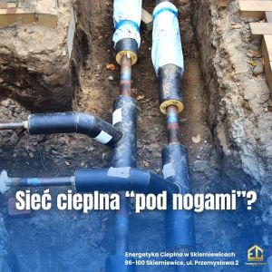 Zdjęcie przedstawia rury ciepłownicze wkopane w ziemię