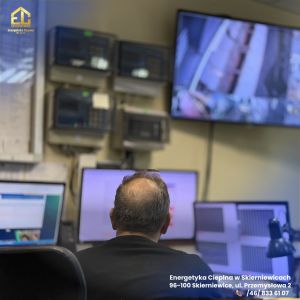 Zdjęcie przedstawia mężczyzne przy pracy w dyspozytorni